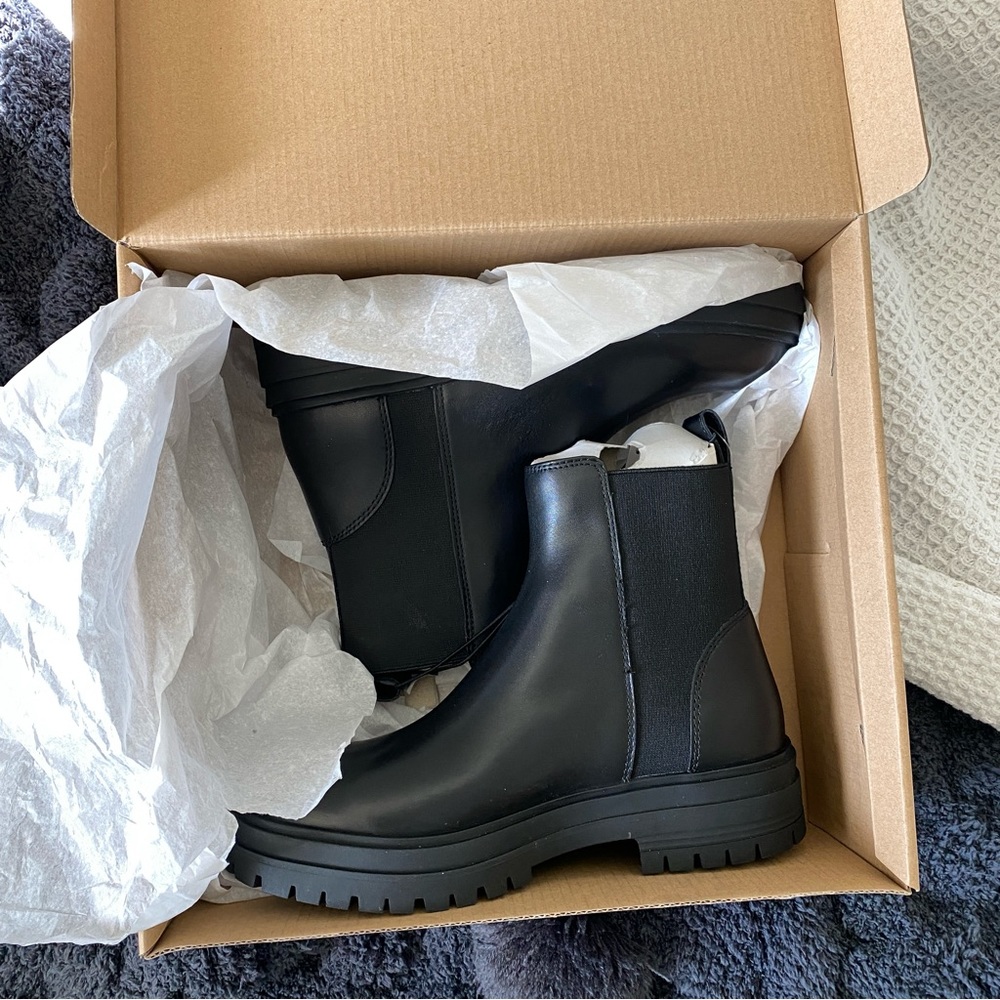 BNWB Steve Madden Handout Boots